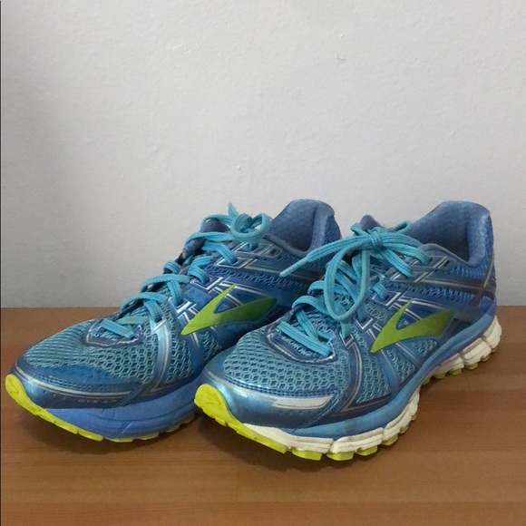 brooks cushioned running shoes